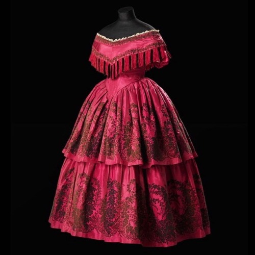 defunctfashion:Ball Gown | c. 1859・・・Usually I have an aversion to fringe used in sartorial applicat