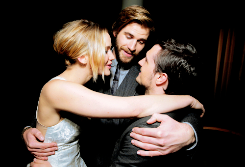 mockingjaysource:  Hug between Jennifer Lawrence, Liam Hemsworth and Josh Hutcherson