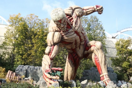 A look inside the SNK THE REAL exhibition at Universal Studios Japan, including the Armored Titan statue, food stand, and souvenir stand!Exhibition Dates: January 13th to June 25th, 2017More on past and current SNK THE REAL || Shingeki no Kyojin News