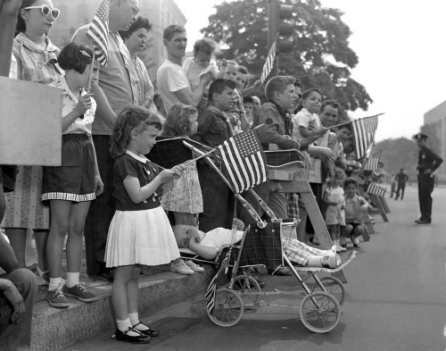 newyorkthegoldenage:James Manico takes it easy in his carriage as his sister, Gail, 4, watches the M