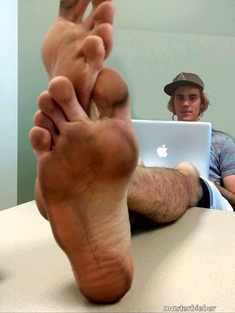 jbiebsfeet:  masterbieber:  What the fuck are you doing bro? Hey gimme your phone,