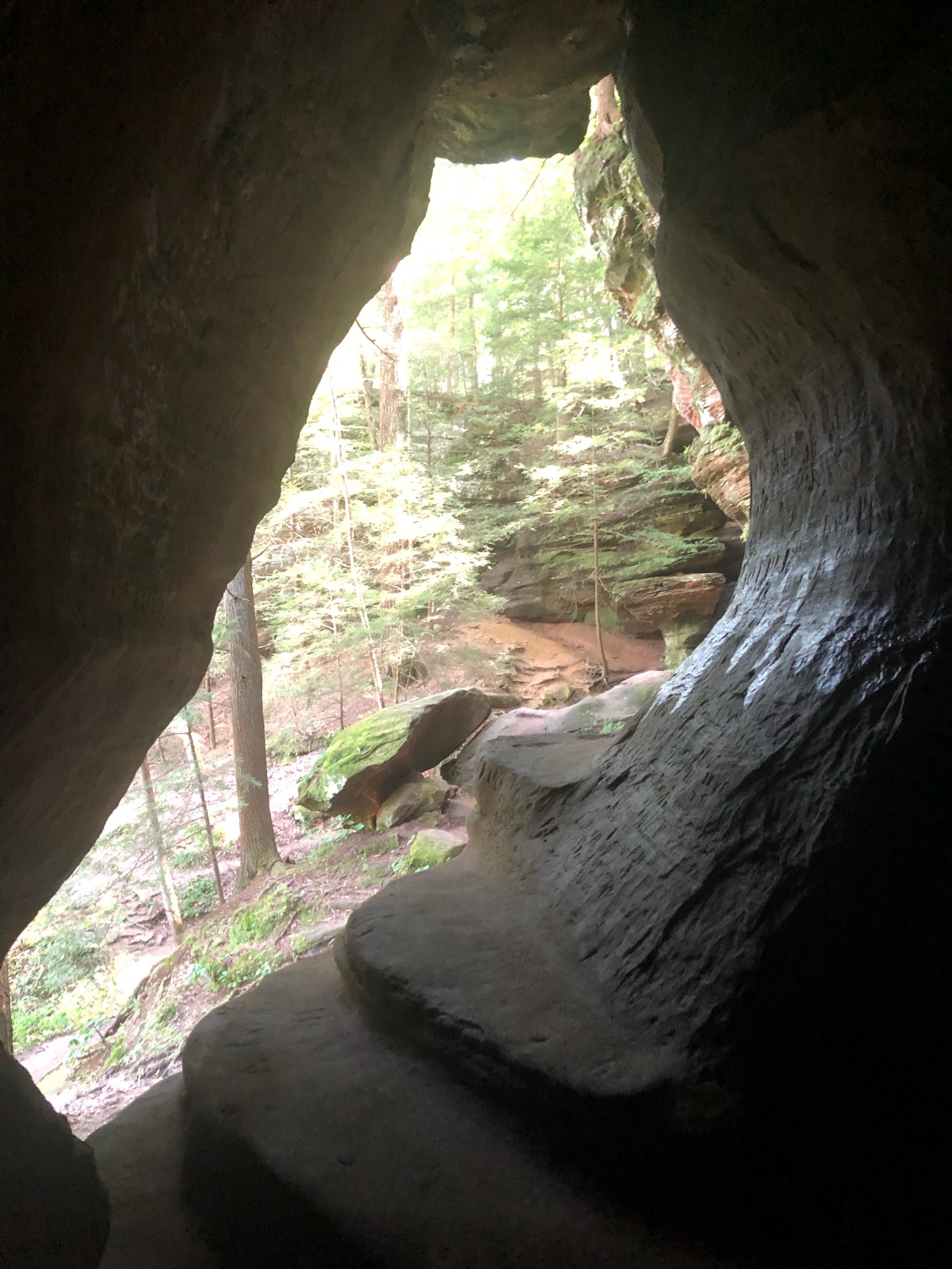 Final hikes in Hocking Hills before heading back north , Rock House and Ash Cave with babe. Had a great weekend 😊❤️ @katiiie-lynn 