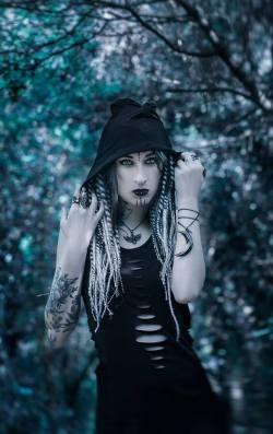 gothicandamazing: Model: Mellifère Jewellery: