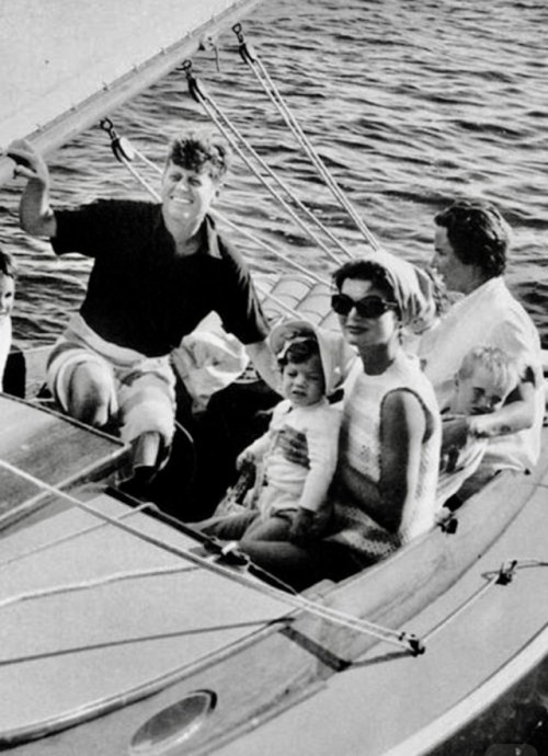 cw21dlr: JFK sailing with Jackie, Caroline, Ethel and David.