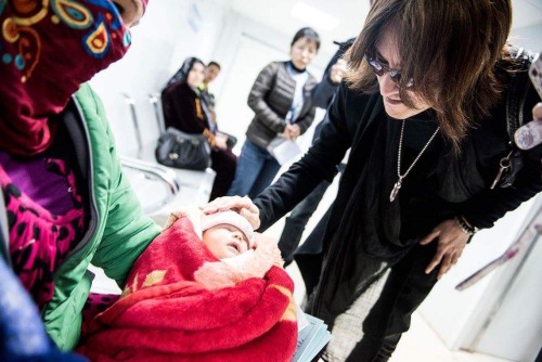 sugiaddict:Sugizo in Jordan visiting Syrian refugees (½)m.facebook.com/SUGIZOofficial/photos