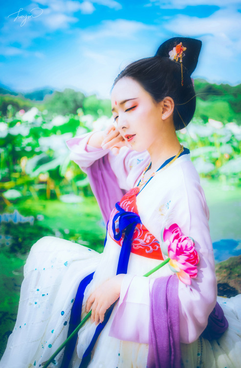 Hanfu (Han Chinese clothing) photoset by 界音. They are wearing Tang Dynasty-style chest-high Ruqun/襦裙