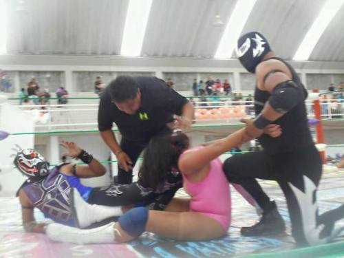 In the contents of it being in a wrestling ring this looks fine. But without it… the first pi