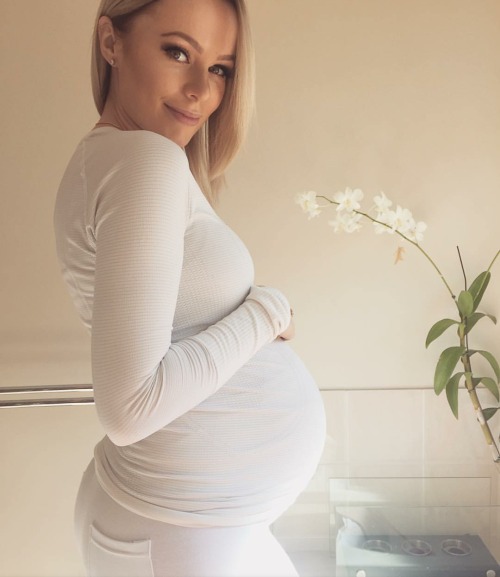 lovely-pregnant:  #preggo #pregnant #sexy
