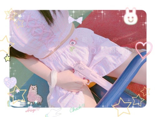 otakucat-loly: (◍ ´꒳` ◍)好喜欢blingbling的感觉 阿宅今天带了一把嗲粉的枪 猜我要干嘛…… 当然！是抓你们这些变态怪蜀黍啦٩(๑