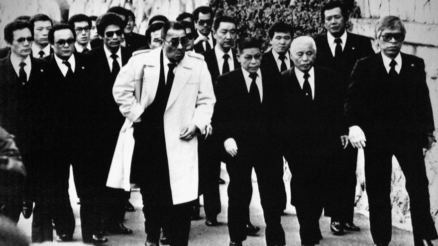 noctius:  concretecoffincorporation-deact: Yakuza often wear black suits, normally