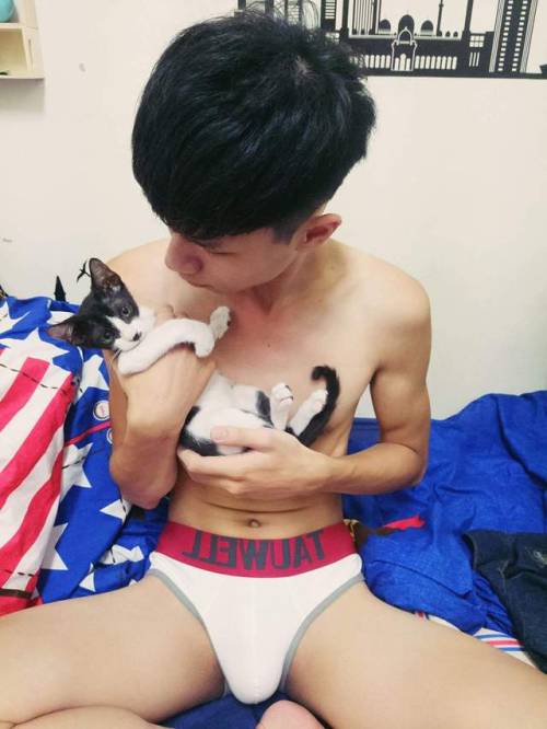 zhang149: yakile: 白色內褲總是讓男人想潑水 白色三角