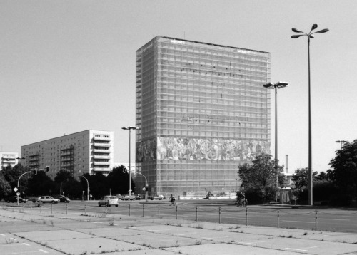 Alexanderstraße in Mitte, 2002 Das Haus des Lehrers wurde von 1961 bis 1964 nach einem Entwurf