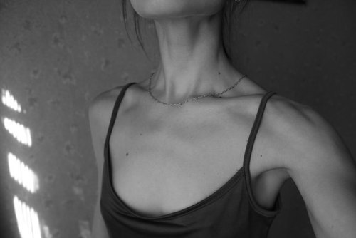 thinspirationxoblog: Her collar bones are perfect.