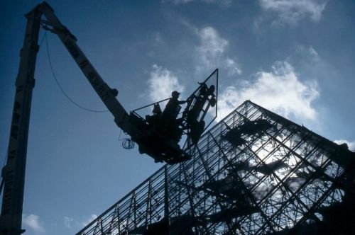 Insertion des vitres rhomboïdales sur une face de la Pyramide du Louvre #sergesautereauphotographe #