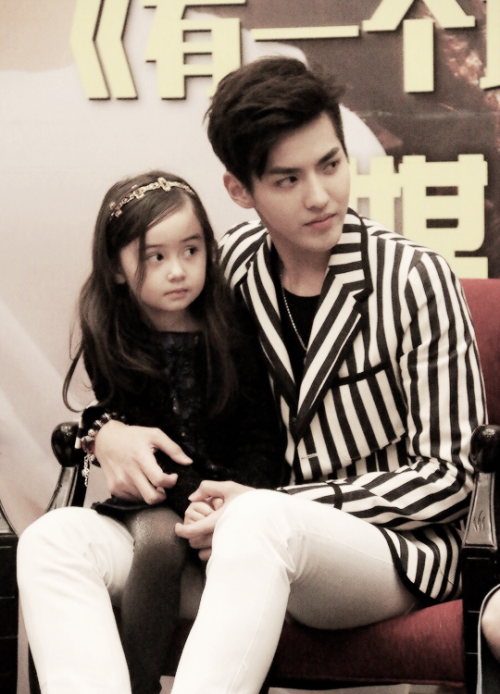 Sex khaenine:  [Orig.] Yifan and his baby girl~ Judging pictures