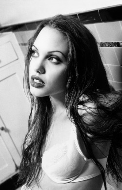 wildheart-angelina:  Angelina Jolie, 1996