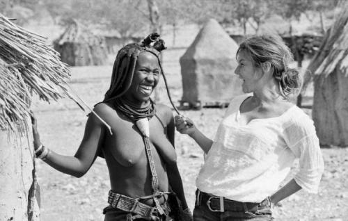 Photoset Of An African Tribeswoman And A Western Female Journalist Comparing Breasts.
