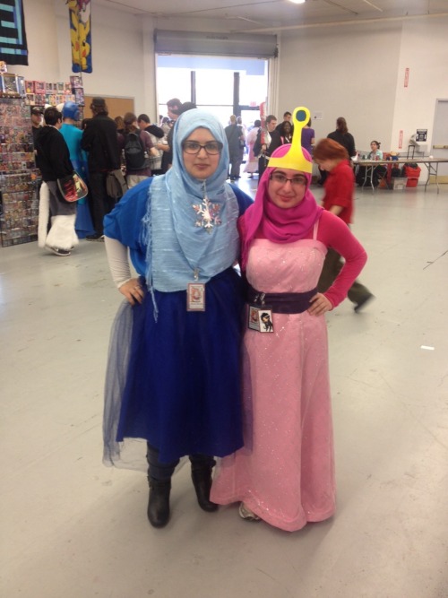 bemusedlybespectacled:iamthewidowmaker:Princess Bubblegum and Ice Queen!this is the best cosplay eve