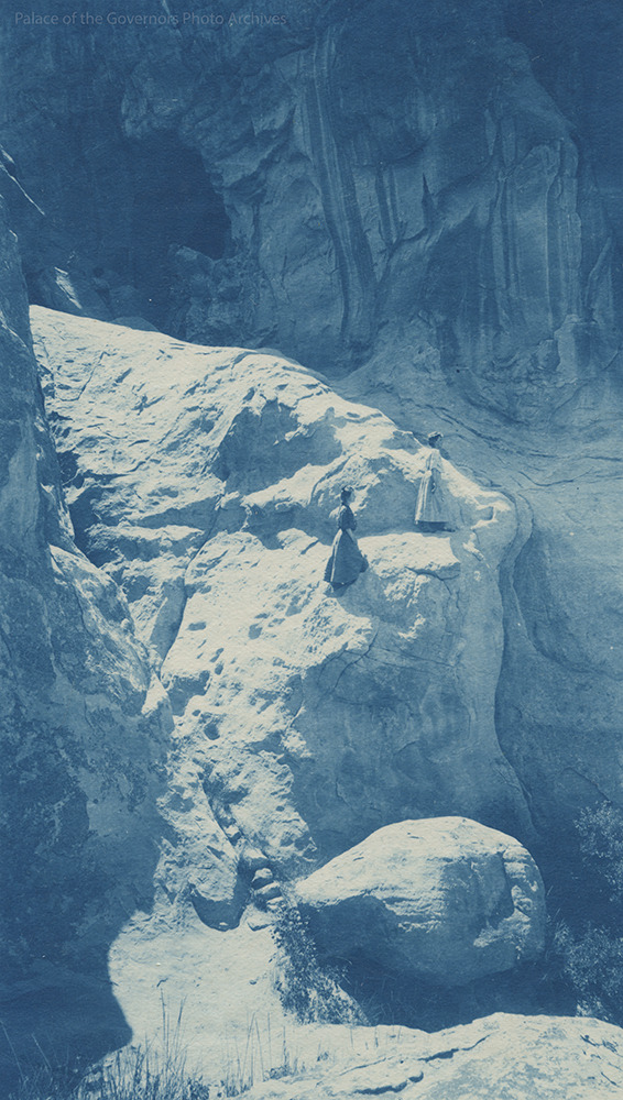 pogphotoarchives:  Women on North Trail, Acoma Pueblo, New MexicoPhotographer: Charles
