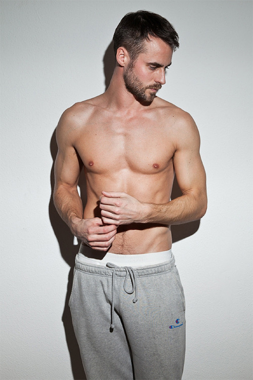 officialetulan:  Again, doing sweatpants right.