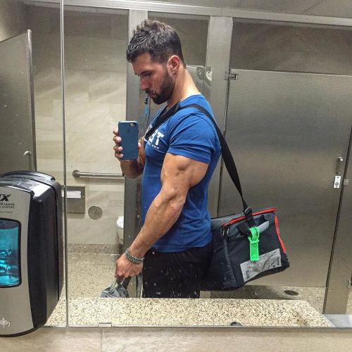 flex4mebigguy:musicianbear72: Arms and the man Looks like his Biceps are catching up with his Tricep