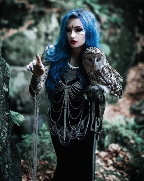 gothicandamazing: Model: BLUE ASTRID Photo: GoldfinchOutfit: Savra HeadpiecesWelcome to Gothic and A