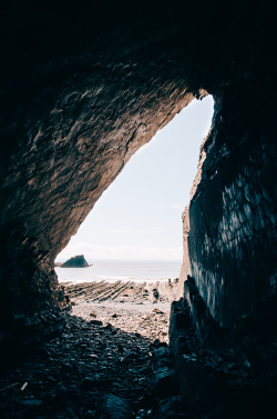 thomas-hanks:  A very large cave  © Thomas