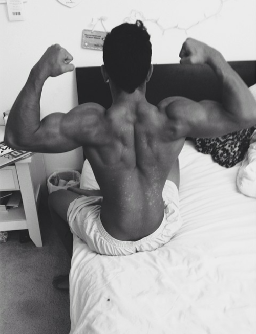 bbbgxoxo:  dem-kane-tho:  oahu braddah is damn finePart 1  I’d take you and your 2 friends lol what like action cuzz ;)!!!