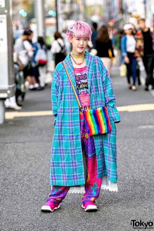 20-year-old Rikarin on the street in Harajuku wearing a long plaid coat from Kinji (resale) over a &