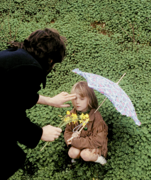 Offtopic: Unseen picture of Paul and Heather photographed by Linda McCartney in Devon, 1969