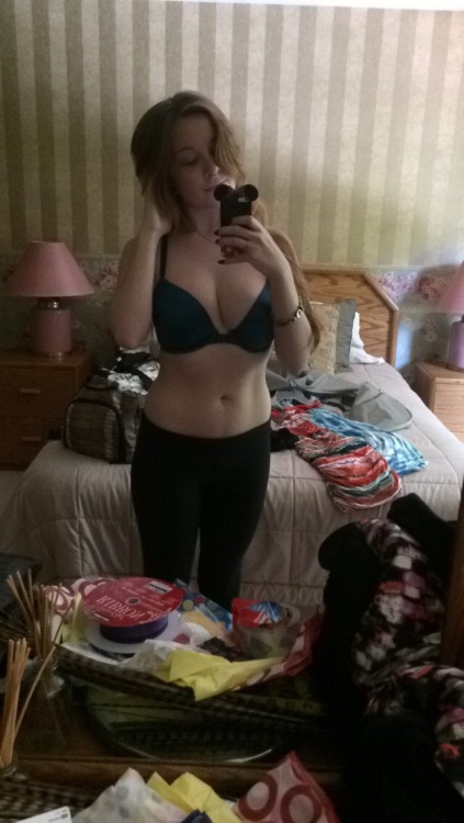1-800-sugardaddys:  I made it to Seattle and my aunt is letting me try on all of her clothes