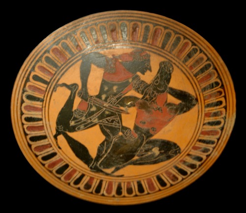 Theseus kills the Minotaur.  Tondo of an Attic black-figure kylix, artist unknown; ca. 450-440 BCE. 
