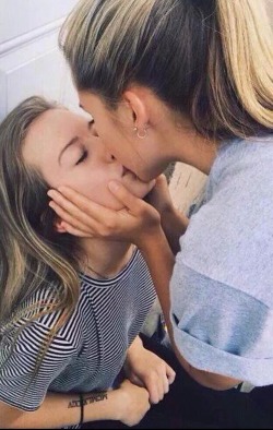 the-inspired-lesbian:  💞 👄 meet other cute girls who like girls👄 💞