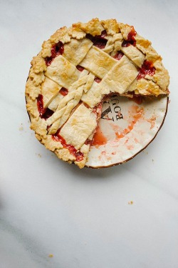 guardians-of-the-food:  Strawberry Rhubarb Pie