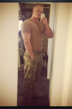 str8ozboys:  Hot str8 army dude