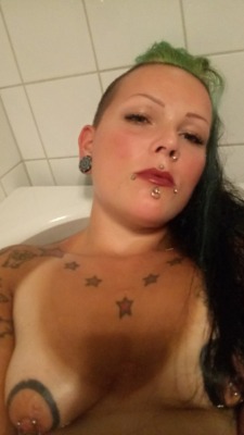 ophilia82:  Bath selfie