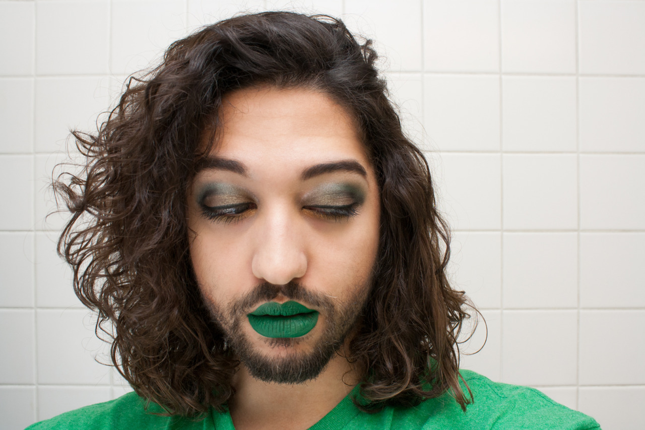 afrocosm:  4dffrntclrdpersonas:  TGIF: Holiday Look! Feeling the Evergreen vibes
