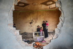 fotojournalismus:  Kurdish families survey their bombed and shrapnel-damaged homes as they return after 36-day curfew in Silopi, Turkey on January 19, 2016.Photographs by Ilyas Akengin/AFP/Getty Images