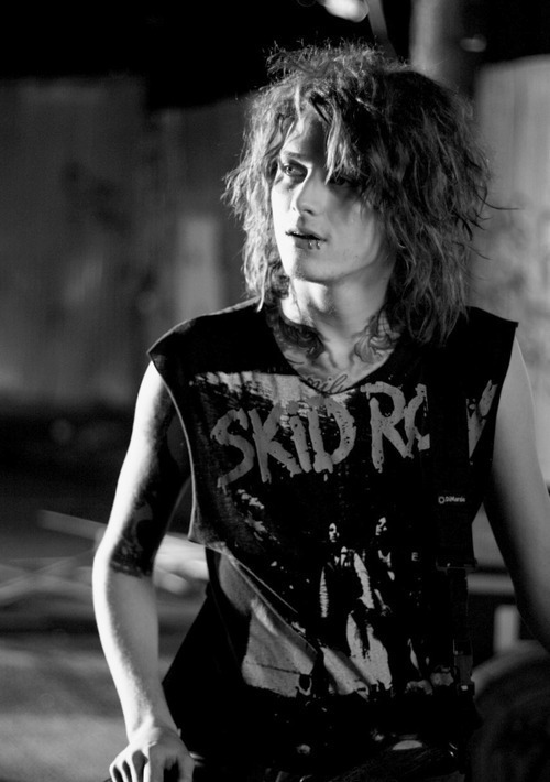 askin-alexandria:  black and white Ben Bruce appreciation post.BEST ASKING ALEXANDRIA