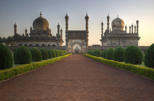 Ibrahim Rauza Mausoleum in Bijapur / India (by Timothy Neesam).