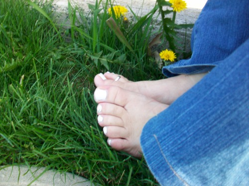 madtoecandy: feet & flowers in the dead of winter. :)