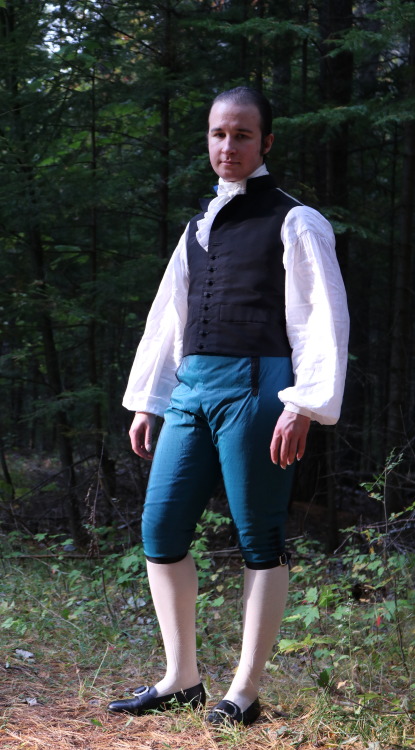 vincentbriggs:I started this pair of breeches a few months ago and then abandoned them for a bit, bu