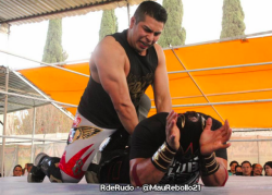 a-luchadork:  Ronnie Mendoza vs. Hechicero