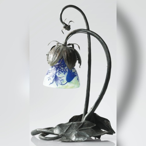 Lampe de table.c.1910. A cameo glass and patined iron table lamp. H : 47 cm. (18.5 in.) Signed Nancy