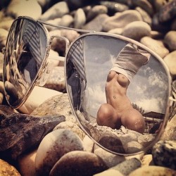 heinzlachambre:  #nude #glasses #public 