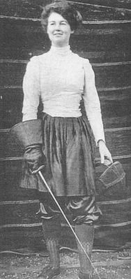 mindhost:  Captain Flora Sandes – the only British woman to serve as a front-line soldier in WW1 (via pinterest)  