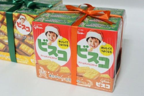 「ビスコ」がサンタ公認のお菓子って知ってた？ 実はグリーンランドの“世界サンタクロース会議”に認定された、公式のサンタクロース認定の商品があるんです。　それが、ビスコ。　日本で80年以上もの間愛されて