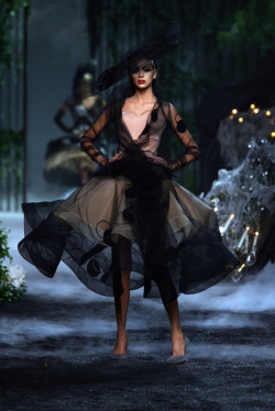 cinderellas-stilettos:  Christian Dior | Haute Couture | 2006