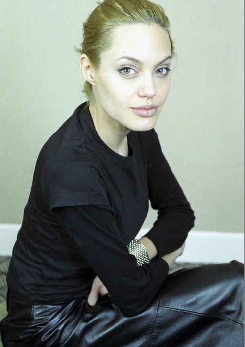 angelinajoliearchive: Angelina Jolie’s photo call for Girl Interrupted (1999)