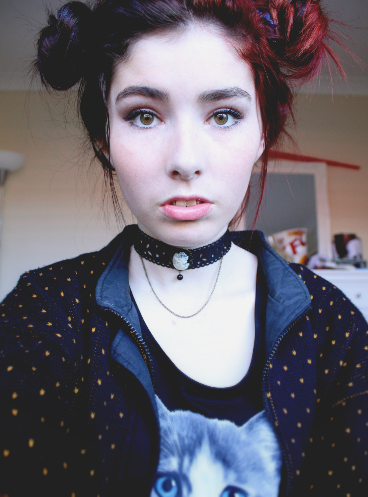 im-shut-out:  i need to make friends and stop taking selfies 